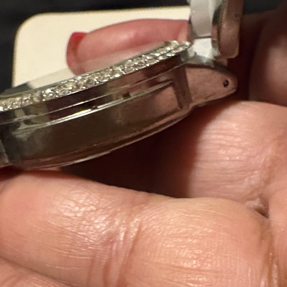 Elegant Silver and White Women's Watch - Picture 14 of 17